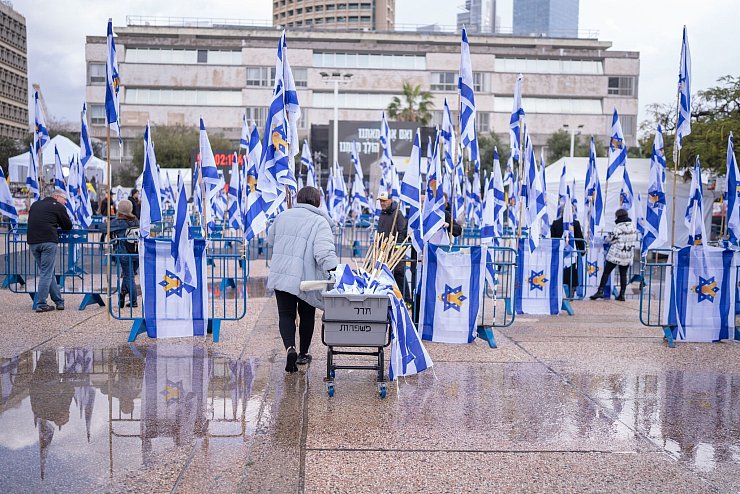 Menschen auf dem Platz der Geiseln in Tel Aviv. - © Ilia Yefimovich/dpa
