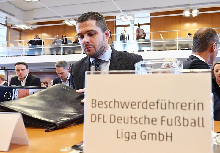 Die DFL mit Geschäftsführer Marc Lenz wehrt sich gegen Bezahlbescheide - © Uli Deck/dpa