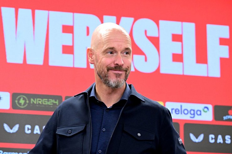 Erik ten Hag steht vor seinem Pflichtspieldebüt als Bayer-Coach. - © Federico Gambarini/dpa
