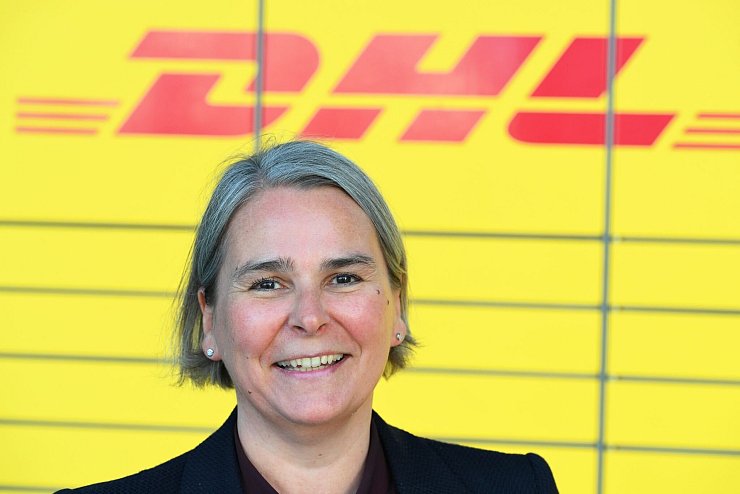 Die Post-Deutschlandchefin Nikola Hagleitner hat gut lachen: Ihre Firma ist Elektro-Vorreiter in der Paketbranche. - © Wolf von Dewitz/dpa