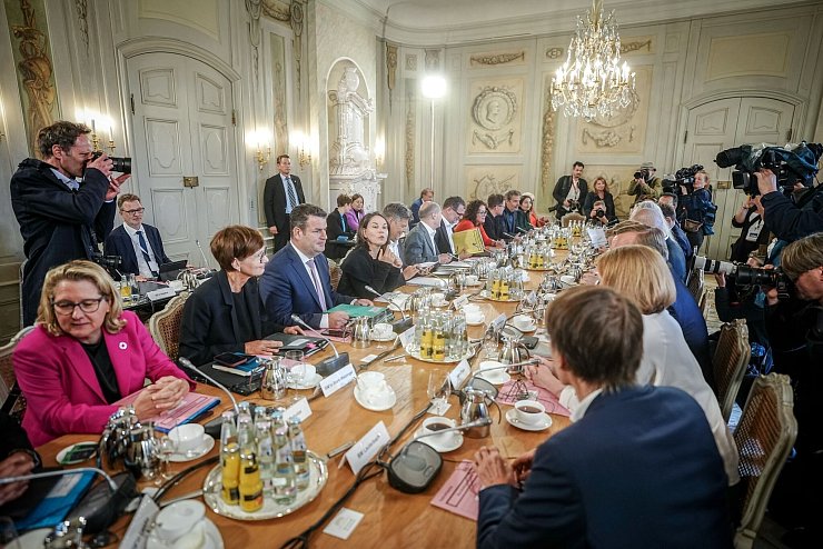 Bundeskanzler Olaf Scholz und sein Kabinett beraten bei der fünften Klausurtagung der Ampelregierung über die aktuellen Themen der Koalition. - © Kay Nietfeld/dpa