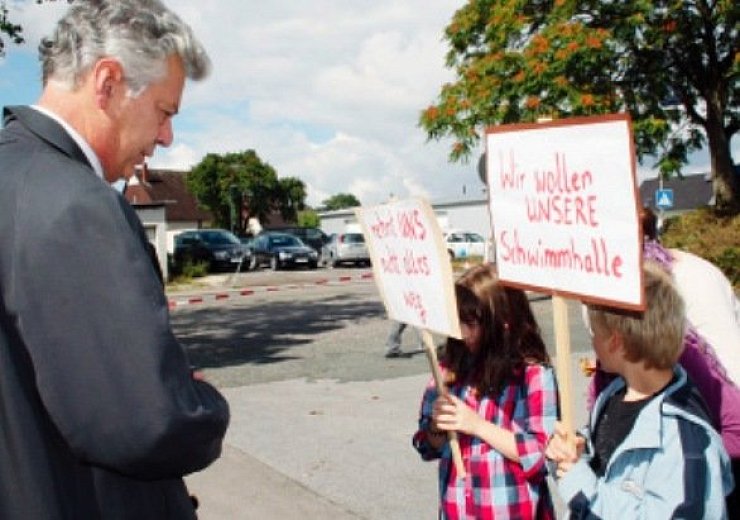 Nur Mut: Vivien Albrink und Linus Czarnetzky zeigen Bürgermeister Wolfgang Honsdorf ihre Plakate. - © Foto: Wehmeier