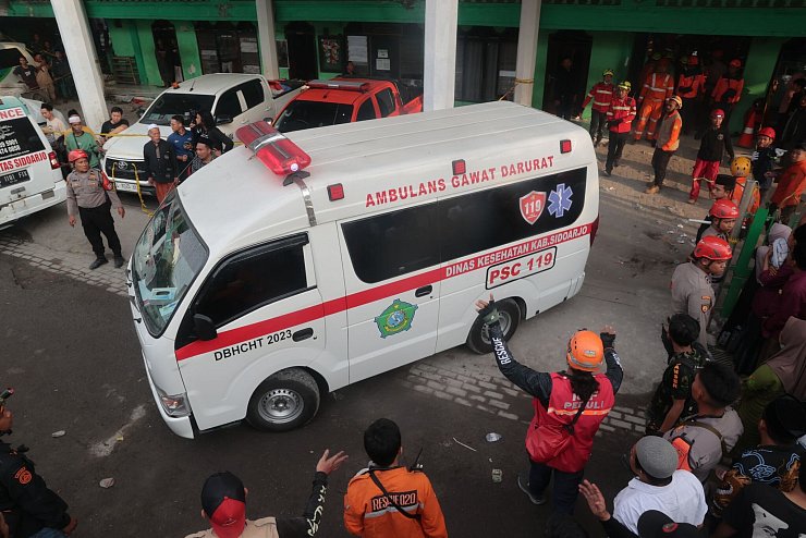 Zahlreiche Krankenwagen waren im Einsatz. - © Trisnadi/AP/dpa