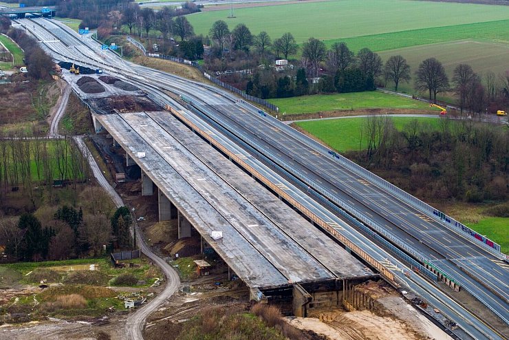 So sah die Brücke noch kurz vor der Sprengung aus. - © Christoph Reichwein/dpa