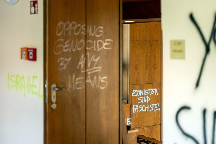 Die Aktivisten haben unter anderem Wände und Holzvertäfelungen beschmiert. - © Soeren Stache/dpa