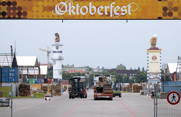 Auf der Theresienwiese laufen letzte Arbeiten vor dem Wiesn-Start. (Archivfoto) - © Sven Hoppe/dpa