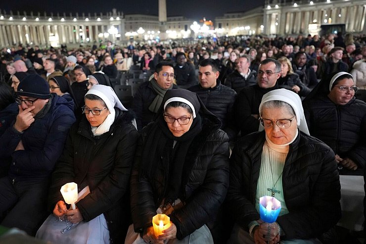Unter den Gläubigen auf dem Petersplatz, die für Papst Franziskus beteten, waren auch zahlreiche Nonnen. - © Kirsty Wigglesworth/AP/dpa