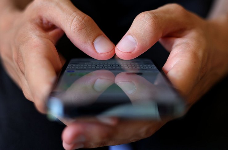 Auch in Freundschaften kann es wegen Eifersucht zu Fällen von Sextortion kommen. (Symbolbild) - © Karl-Josef Hildenbrand/dpa