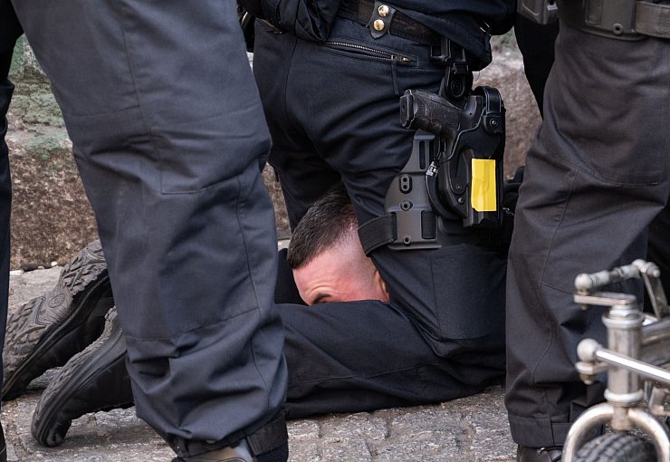 Festnahme am Alexanderplatz (Symbolbild). - © Christophe Gateau/dpa