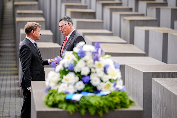 Am Holocaust-Mahnmal in Berlin legen Wadephul und Saar Kränze nieder. - © Kay Nietfeld/dpa