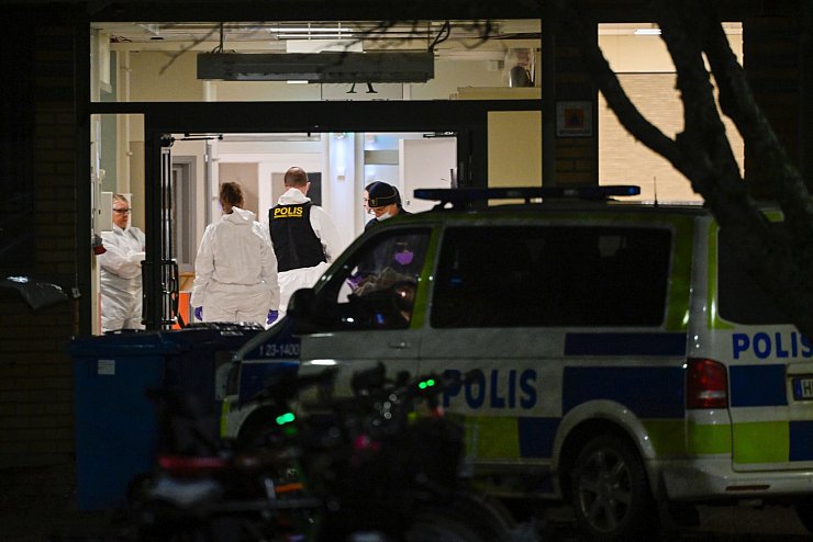 Ermittler untersuchen den Tatort. - © Pontus Lundahl/TT/TT News Agency/AP/dpa