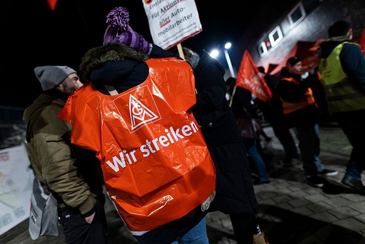 Mit den Aktionen will die IG Metall in dem Tarifstreit um Lohnkürzungen, Stellenabbau und mögliche Werksschließungen noch einmal den Druck erhöhen. - © Michael Matthey/dpa