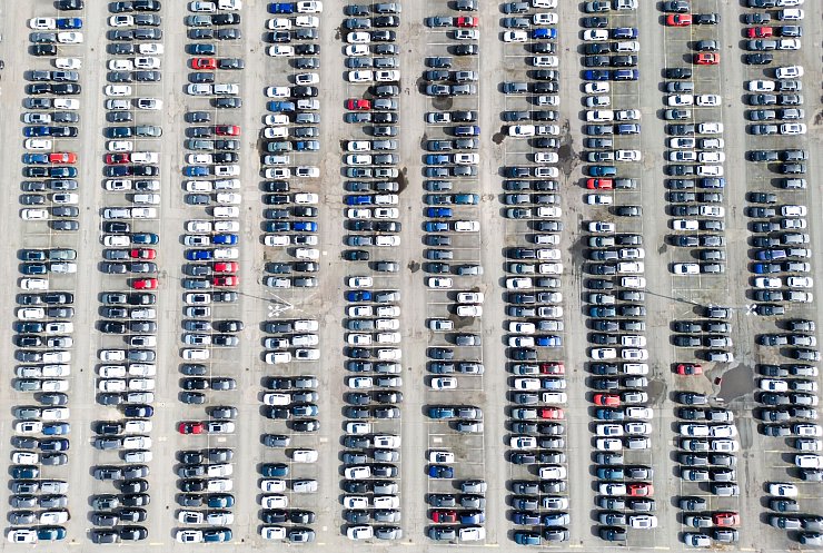 Die Produktion in der Autobranche legte im Juni deutlich zu. (Archivbild) - © Julian Stratenschulte/dpa