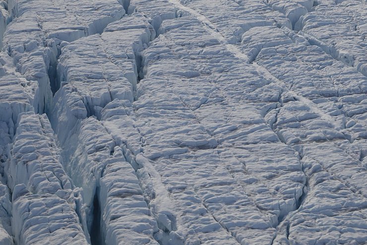 Die Daten der Forscher zeigen, dass die Gletscherspalten zwischen 2016 und 2021 größer und tiefer geworden sind. - © Tom Chudley/Durham University/dpa