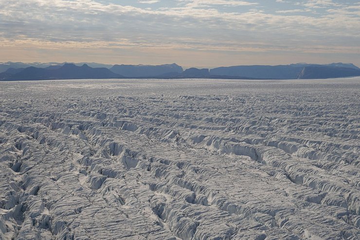Laut Studie haben sich die Brüche in der Eisdecke in nur fünf Jahren deutlich ausgeweitet. - © Tom Chudley/Durham University/dpa