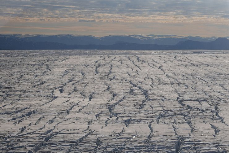 Risse in der Eisdecke entstehen durch die ungleichmäßige Bewegung des Gletschers. - © Tom Chudley/Durham University/dpa