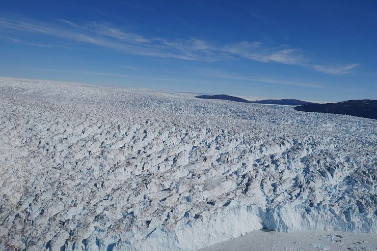 Grönland hat der Studie zufolge seit 1992 bereits zu einem Anstieg des Meeresspiegels um etwa 14 Millimeter beigetragen. - © Tom Chudley/Durham University/dpa