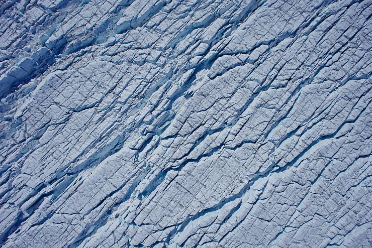 Die Studie stellt fest, dass der grönländische Eisschild immer schneller aufbricht. - © Tom Chudley/Durham University/dpa