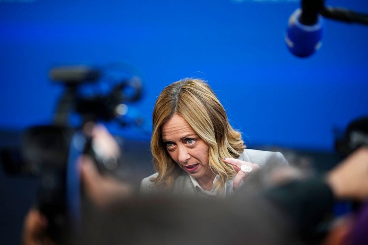 Italiens Regierungschefin Giorgia Meloni sagte, es gehe nicht darum, was die USA tun können, sondern was Europa für sich selbst tun kann. - © Petr David Josek/AP/dpa