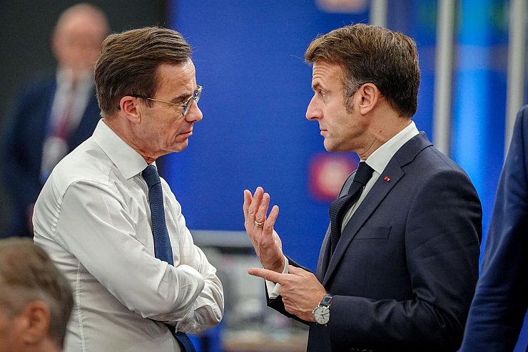 Schwedens Ministerpräsident Ulf Kristersson (l) und Frankreichs Präsident Emmanuel Macron sprechen in Budapest. Die geopolitischen Herausforderungen werden für Europa nach der US-Wahl nicht weniger. - © Kay Nietfeld/dpa
