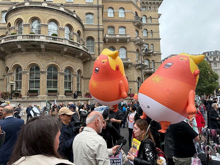 In London versammelten sich Tausende Menschen zum Protest. - © Patricia Bartos/dpa