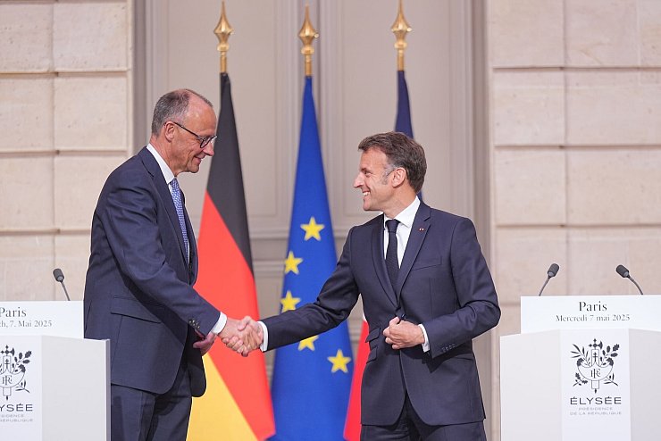 Der Empfang für den neuen deutschen Bundeskanzler in Paris war herzlich. - © Michael Kappeler/dpa