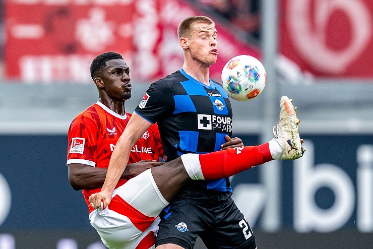 Zweikampf zwischen Kaiserslauterns Maxwell Gyamfi (links) und Paderborns Steffen Tigges. Gyamfi sah in einer späteren Szene wegen eines Fouls an Tigges die Rote Karte. - © David Inderlied/dpa