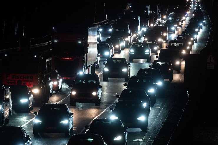 Der Straßenverkehr in Deutschland nimmt weiterhin zu. (Illustration) - © Marijan Murat/dpa