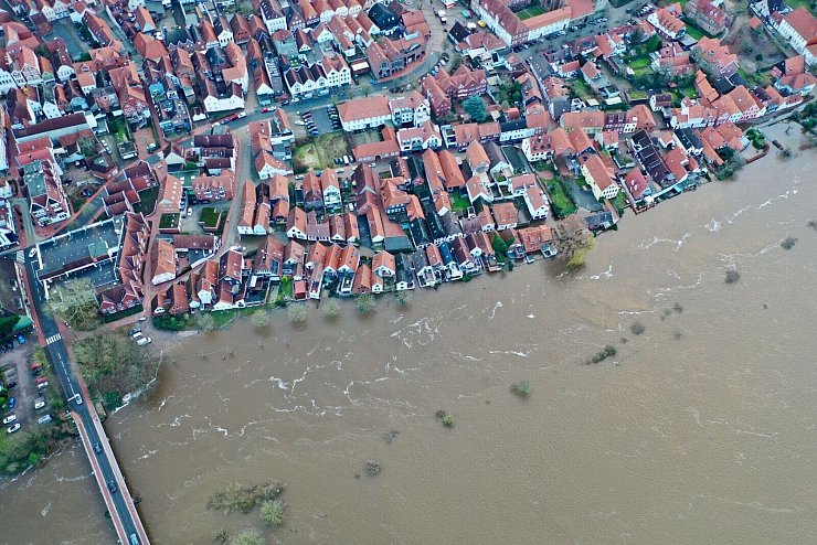 Blick auf die teilweise unter Wasser stehende Altstadt von Verden an der Aller. In weiten Teilen Niedersachsens bleibt die Hochwasserlage angespannt. - © -/dpa
