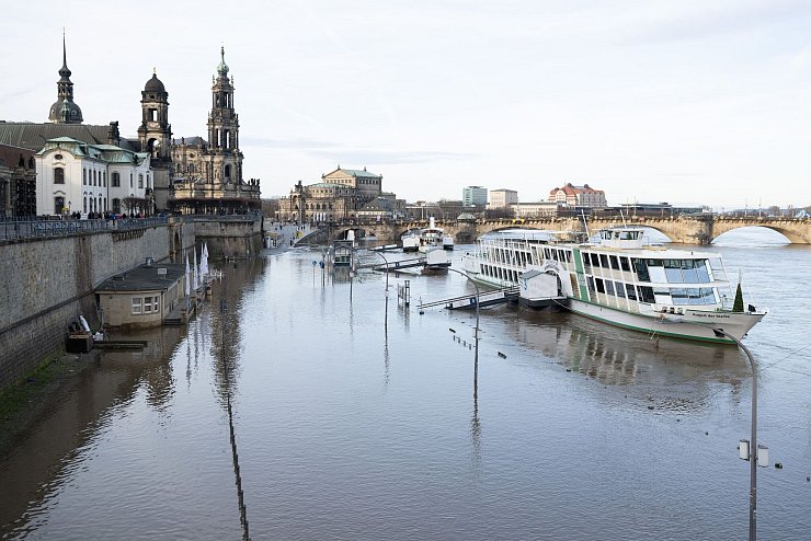 An der Elbe in Dresden entspannt sich die Hochwasserlage ein wenig. - © Sebastian Kahnert/dpa