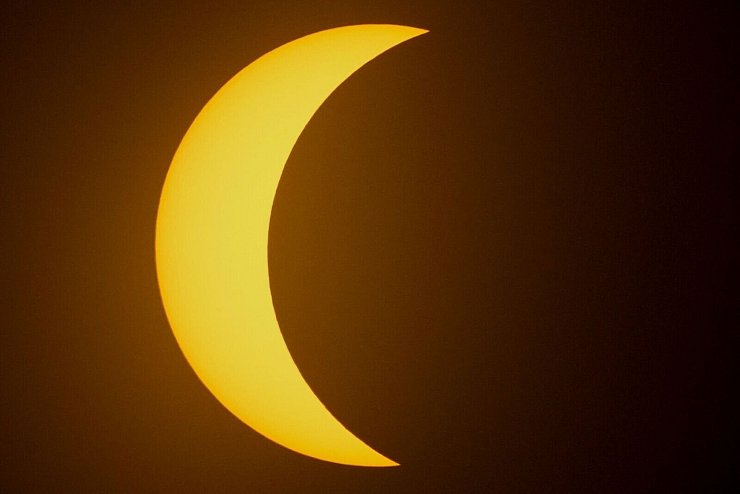 Der Mond schieb sich vor die Sonne. - © Fernando Llano/AP/dpa