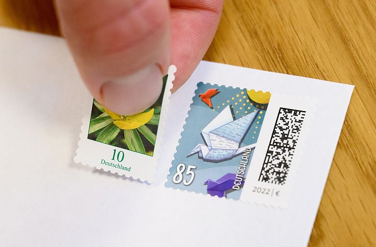 Das Porto eines Standardbriefs steigt zum Jahreswechsel von 85 auf 95 Cent. (Symbolbild) - © Julian Stratenschulte/dpa