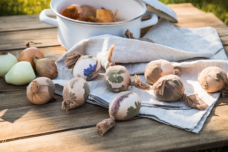 Wer Ostereier mit natürlichen Mustern verzieren möchte, kann sie mit Blüten, Blättern und Zwiebelschalen auf traditionelle Weise färben. - © Christin Klose/dpa-tmn
