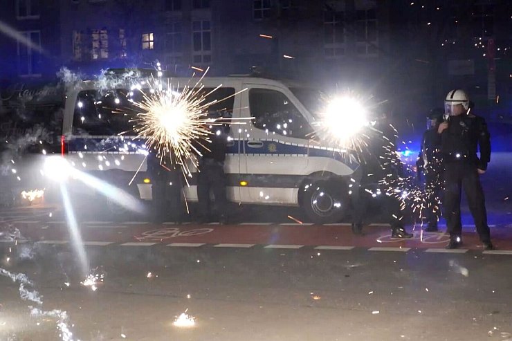 Angriffe zu Silvester auf Beamte sorgen für Schlagzeilen - doch viele werden auch Opfer von Online-Beleidigungen. - © Julius-Christian Schreiner/TNN/dpa