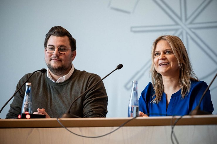 Carsten Meier von der Unternehmensberatung Intraprenör und Julia Backmann von der Universität Münster stellen ihre Studienergebnisse vor. - © Fabian Strauch/dpa