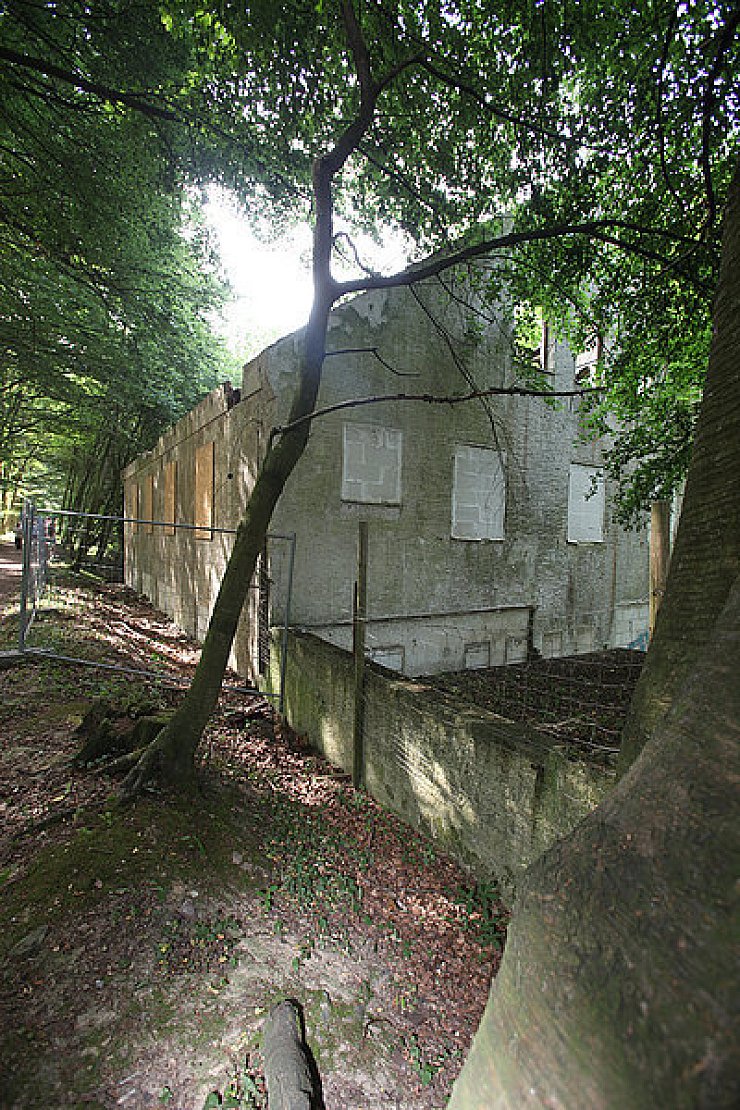 Schandfleck seit 1996: Vor 14 Jahren ist das leer stehende Gästehaus ausgebrannt; seitdem verfällt es zusehend. Nun will die Stadt handeln.