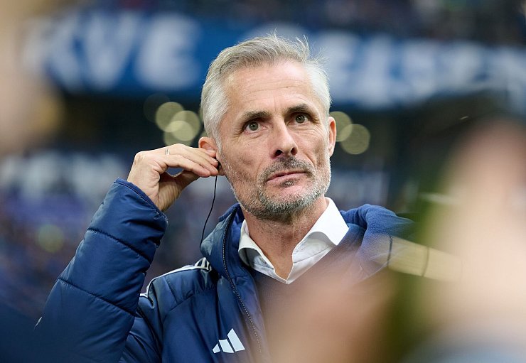 Für Trainer van Wonderen war es der erste Sieg als Schalke-Trainer. - © Bernd Thissen/dpa