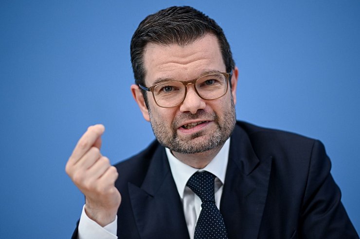 Bundesjustizminister Marco Buschmann (FDP) will die Digitalisierung von Justiz und Verwaltung mit vorantreiben. (Archivfoto) - © Britta Pedersen/dpa