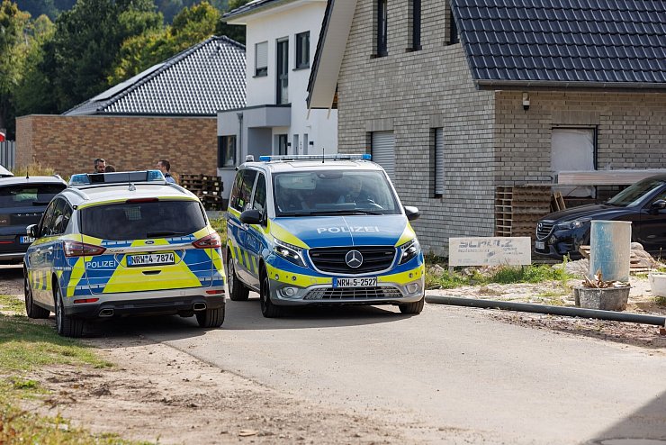 Großeinsatz der Polizei in Lübbecke bei Bielefeld. Aus einem Haus soll auf ein gegenüberliegendes Haus geschossen worden sein. - © Friso Gentsch/dpa