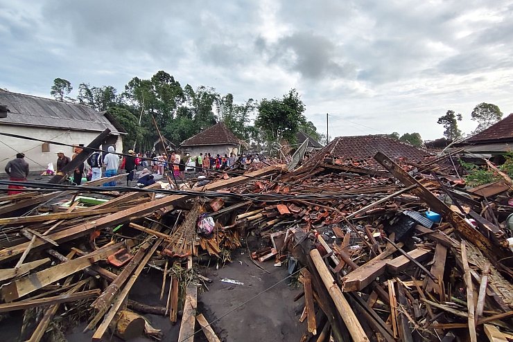 Durch die Eruption lagen mehrere Häuser in Schutt und Asche. - © Wawan Sugiarto/AP/dpa
