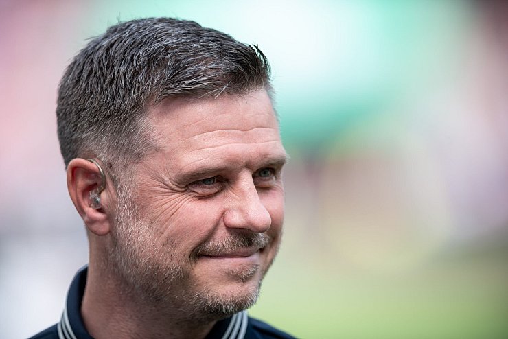 In der Königsklasse und im Pokal im Viertelfinale: FCB-Coach Alexander Straus. - © Fabian Strauch/dpa