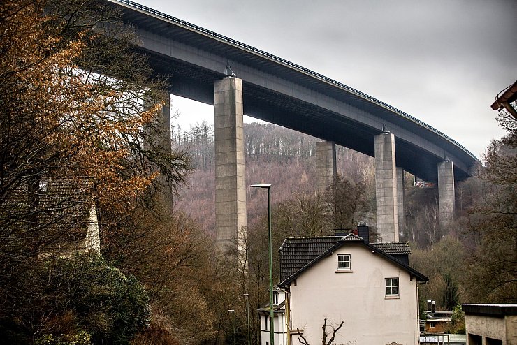 Die Talbrücke Rahmede war nicht mehr zu retten. - © Dieter Menne/dpa