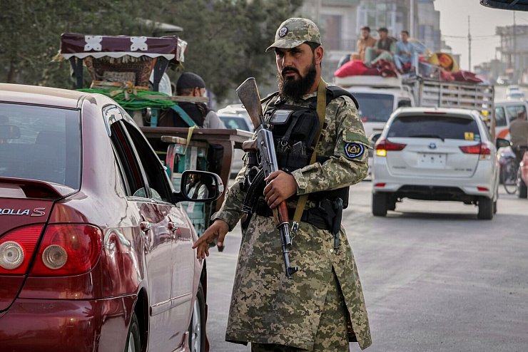 Vor allem für Frauen sind die Lebensbedingungen in Afghanistan seit der erneuten Machtübernahme durch die Taliban im August 2021 schwierig. (Archivfoto) - © Siddiqullah Alizai/AP/dpa