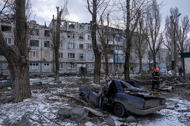 Russische Truppen greifen Pokrowsk weiter an. (Archivbild) - © Evgeniy Maloletka/AP/dpa