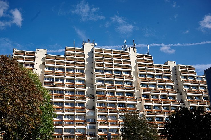 Durfte der Wohnkomplex Hannibal vor über acht Jahren im Eiltempo wegen Brandgefahr geräumt werden? Das Oberverwaltungsgericht in Münster beschäftigt sich erneut mit dieser Frage. (Archivbild) - © Bernd Thissen/dpa