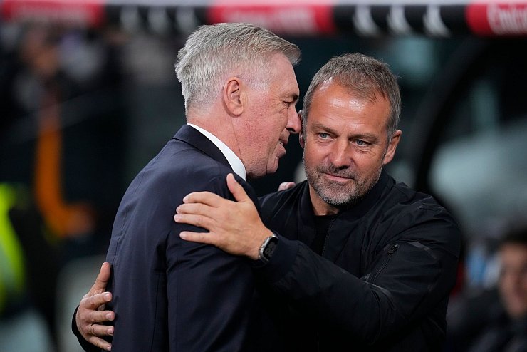 Carlo Ancelotti (l.) hatte mit Hansi Flick kein Problem, wohl aber mit dessen Assistenten Marcus Sorg. - © Manu Fernandez/AP