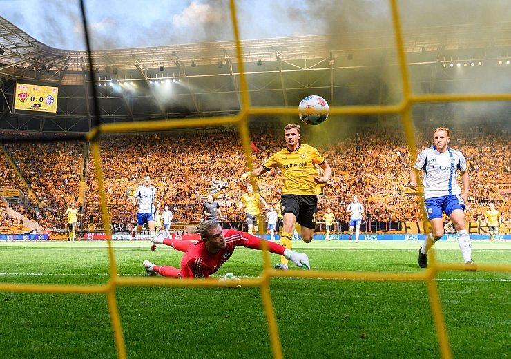 Dynamos Christoph Daferner (M) scheitert einmal mehr gegen Schalke-Torwart Loris Karius (l). - © Robert Michael/dpa