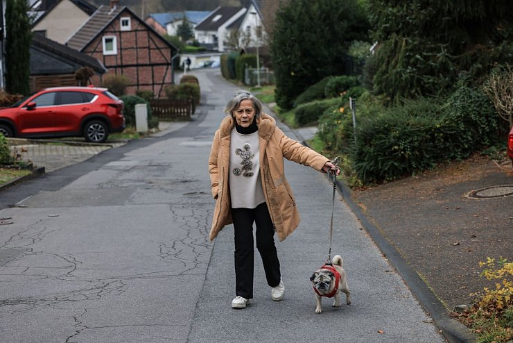 Die Hundebesitzerin setzt auf regelmäßige kleine Spaziergänge auf vertrauten Wegen. - © Oliver Berg/dpa