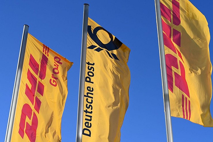 Fahnen des DHL-Konzerns mit seiner Briefsparte Deutsche Post - das Unternehmen hält den Beschwerdeanteil bei seinen Sendungen für sehr gering. (Archivbild) - © Wolf von Dewitz/dpa