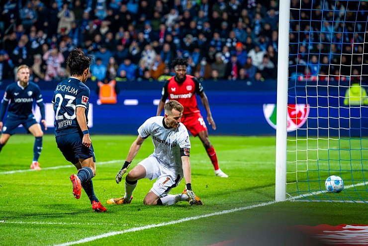 Koji Miyoshi (l.) erzielt spät das 1:1. - © David Inderlied/dpa